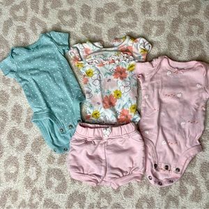 🐥 Bundle set of baby girl clothes, Carters, newborn size, onesies and shorts